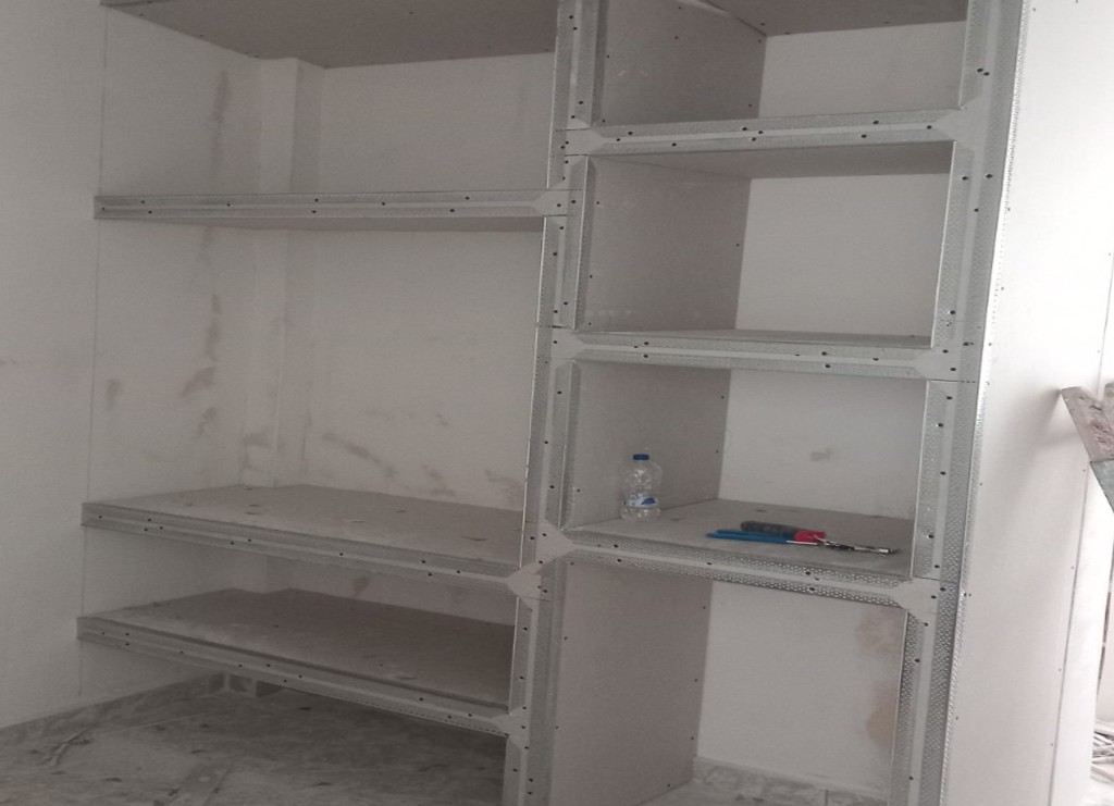 Ανακαίνιση εσωτερικού – γυψοσανίδα με ράφια αποθήκης, Ζάκυνθος