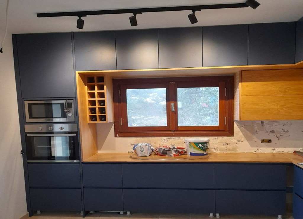 Ανακαίνιση κουζίνας – εντοιχισμένη σύνθεση σε μπλε και ξύλο, Ζάκυνθος