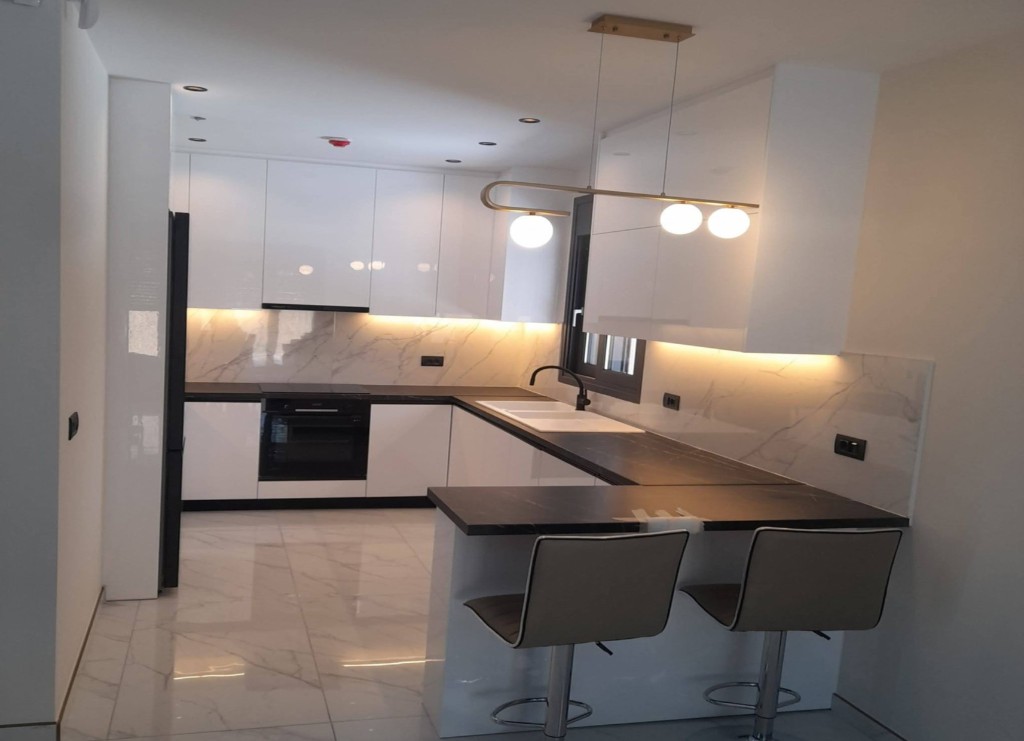 Ανακαίνιση κουζίνας – λευκή σύνθεση με νησίδα και μαρμάρινη όψη, Ζάκυνθος