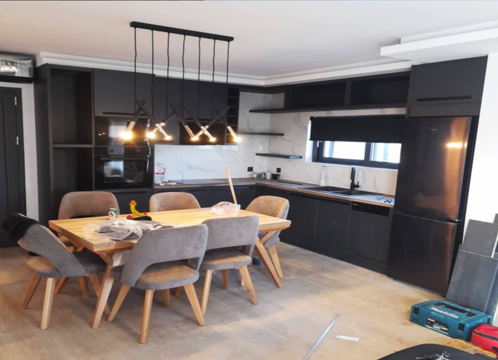 Ανακαίνιση κουζίνας και τραπεζαρίας με μαύρες επιφάνειες, Ζάκυνθος