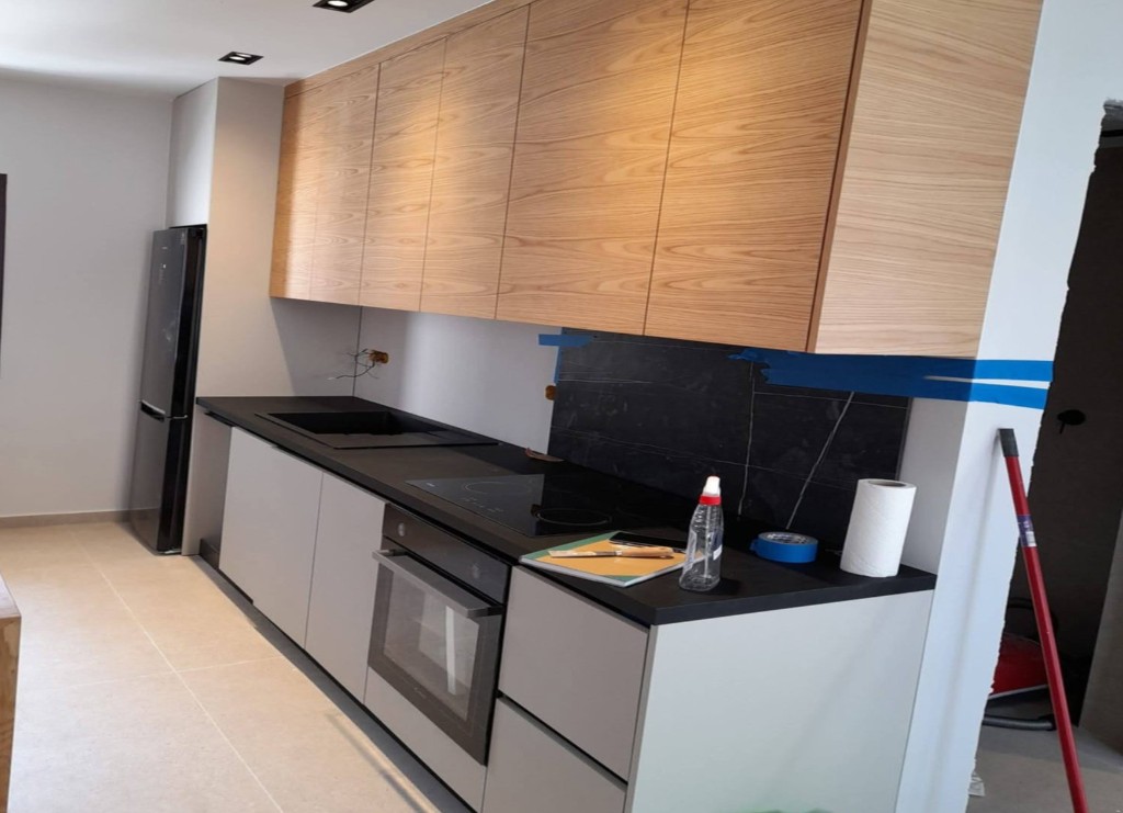 Ανακαίνιση κουζίνας – μοντέρνος συνδυασμός ξύλου και ανθρακί επιφανειών, Ζάκυνθος