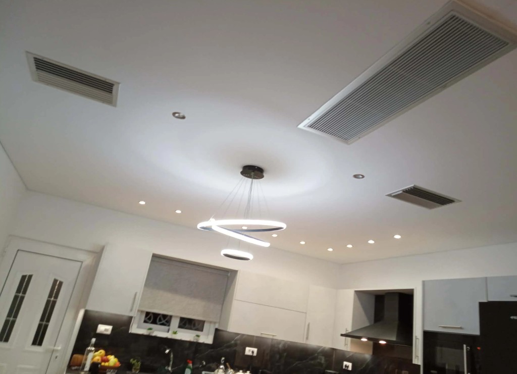 Ανακαίνιση κατοικίας – κουζίνα με σύγχρονο φωτισμό, Ζάκυνθος