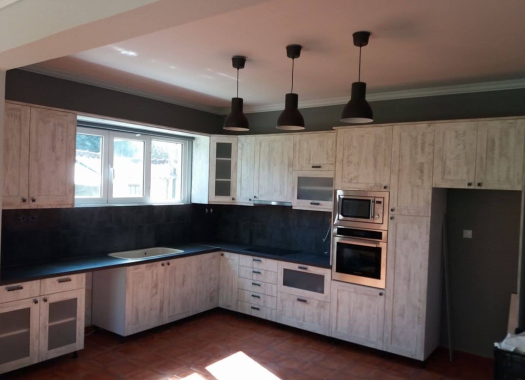 Ανακαίνιση κουζίνας – γωνιακή διάταξη με ξύλινες όψεις, Ζάκυνθος