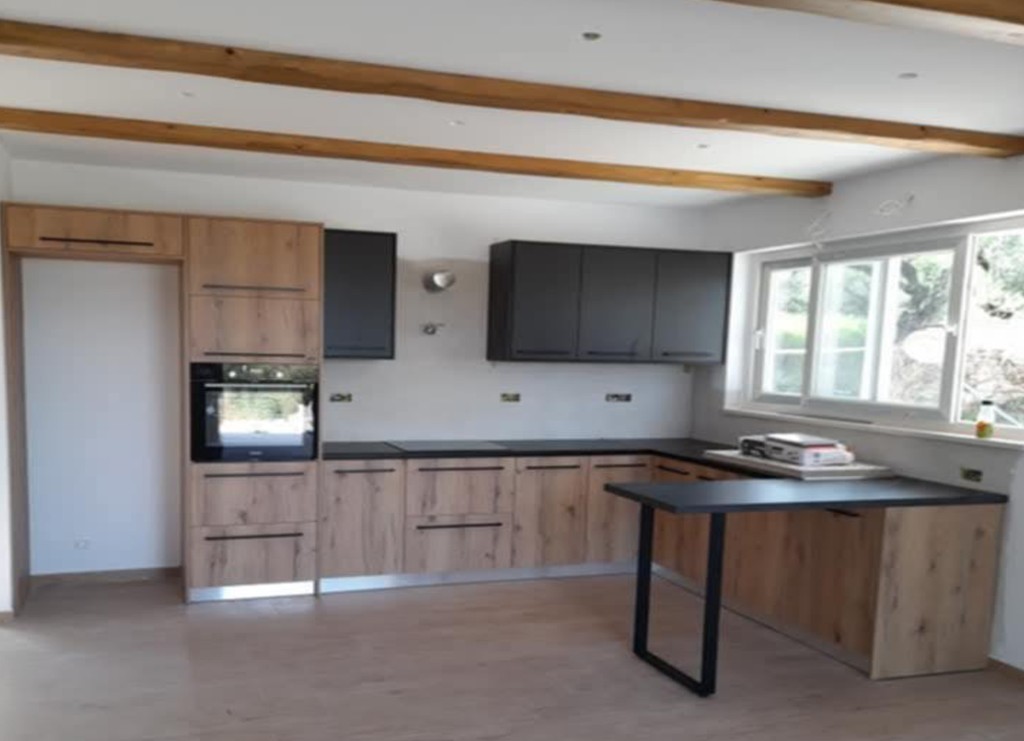 Ανακαίνιση κουζίνας – ξύλο και μαύρες λεπτομέρειες με νησίδα, Ζάκυνθος