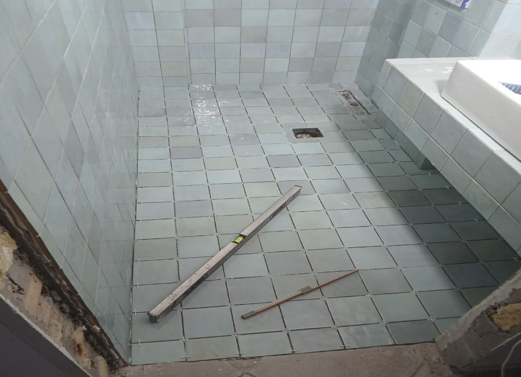 Ανακαίνιση μπάνιου – τοποθέτηση πλακιδίων δαπέδου σε ντουζιέρα, Ζάκυνθος
