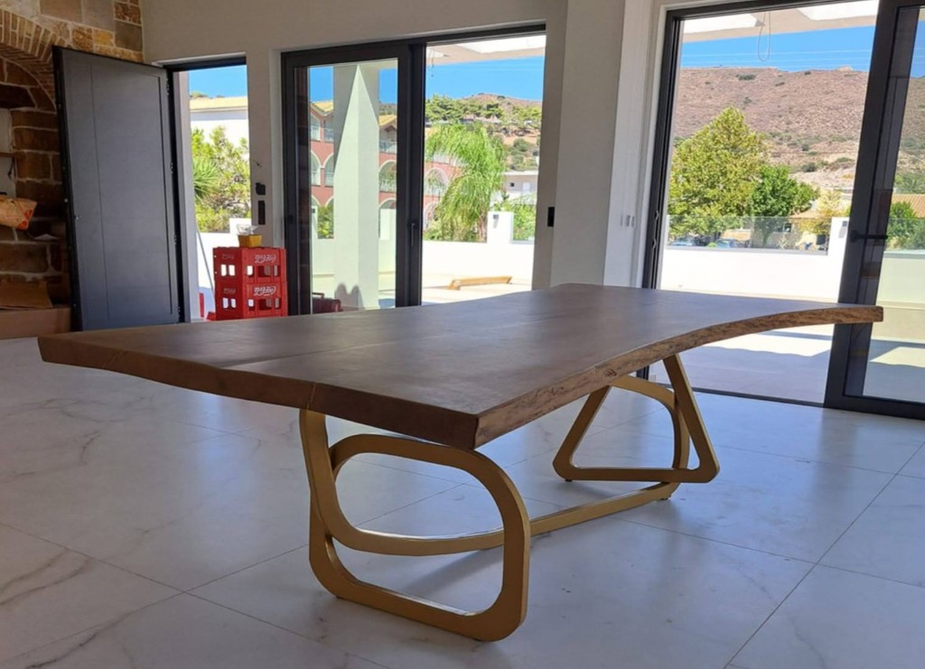 Ανακαίνιση εσωτερικού – τραπέζι μοντέρνου σχεδίου σε καθιστικό, Ζάκυνθος