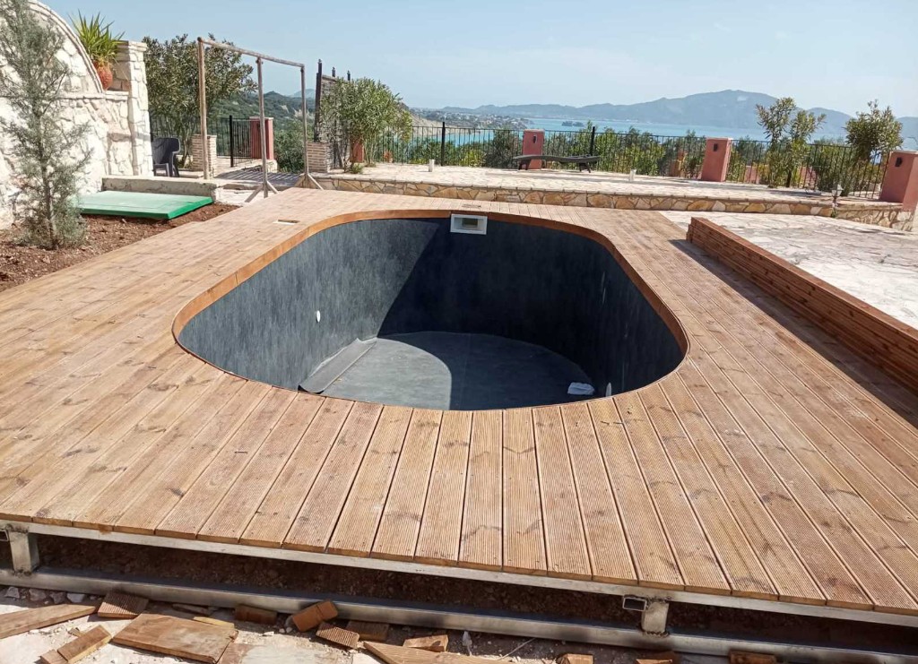 Δομικές κατασκευές – πισίνα με ξύλινο deck υπό κατασκευή, Ζάκυνθος