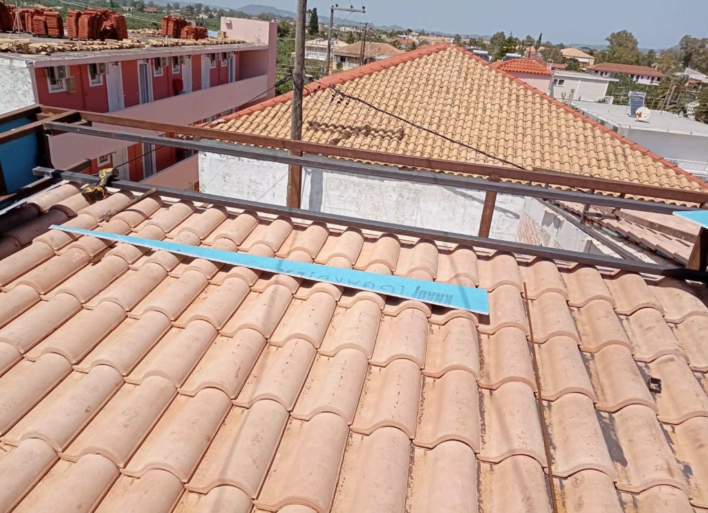 Δομικές κατασκευές – μεταλλικός σκελετός πάνω από κεραμίδια στέγης, Ζάκυνθος