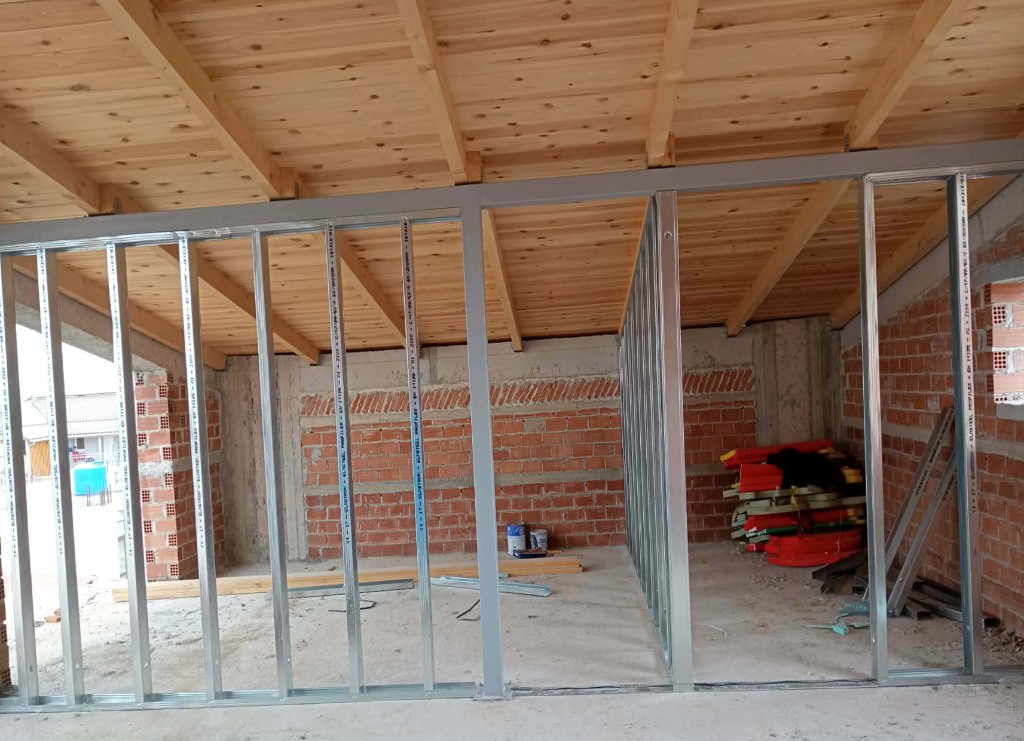 Διώροφο κτίριο με πλακέτες και μεταλλικό πλέγμα – Ζάκυνθος