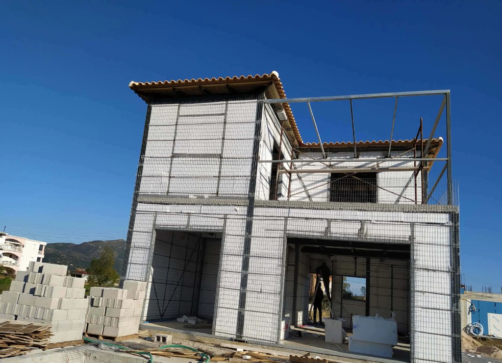 Μεταλλικοί στοίχοι Elintel, τούβλα και ξύλινη στέγη – Ζάκυνθος