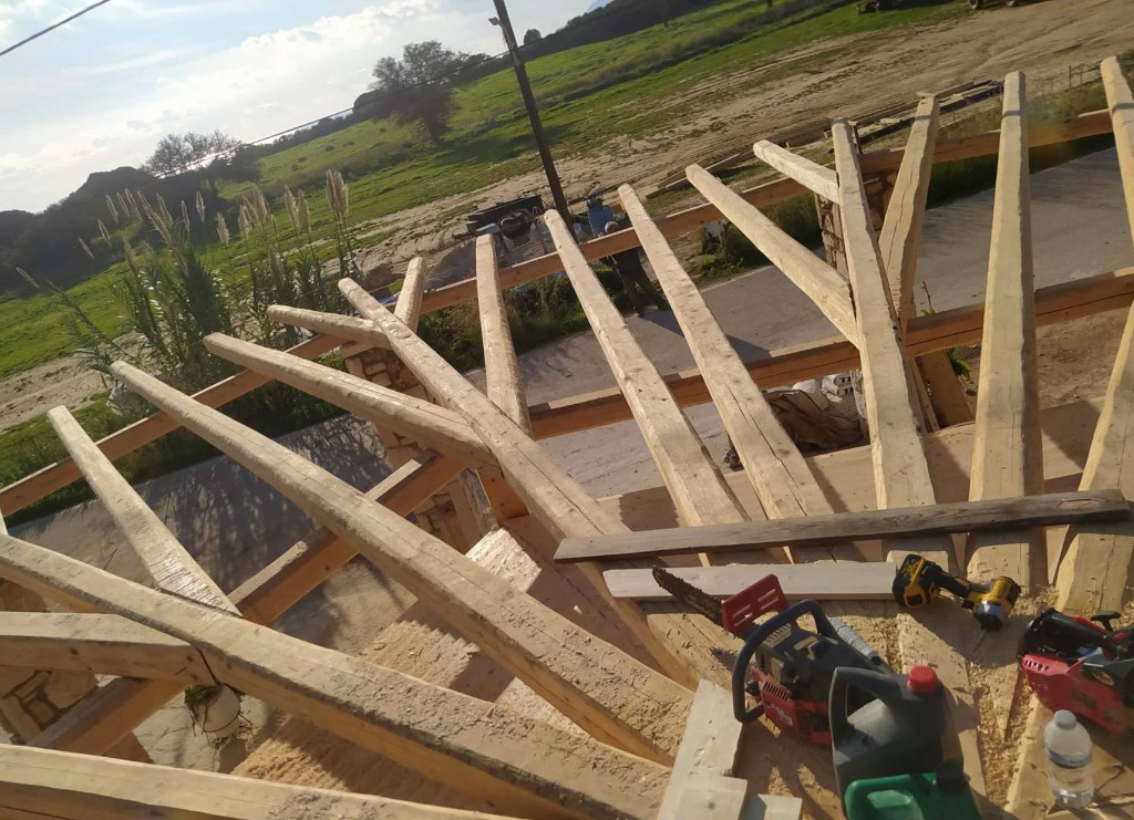 Ξύλινα ζευκτά στέγης σε εργοτάξιο – Ζάκυνθος