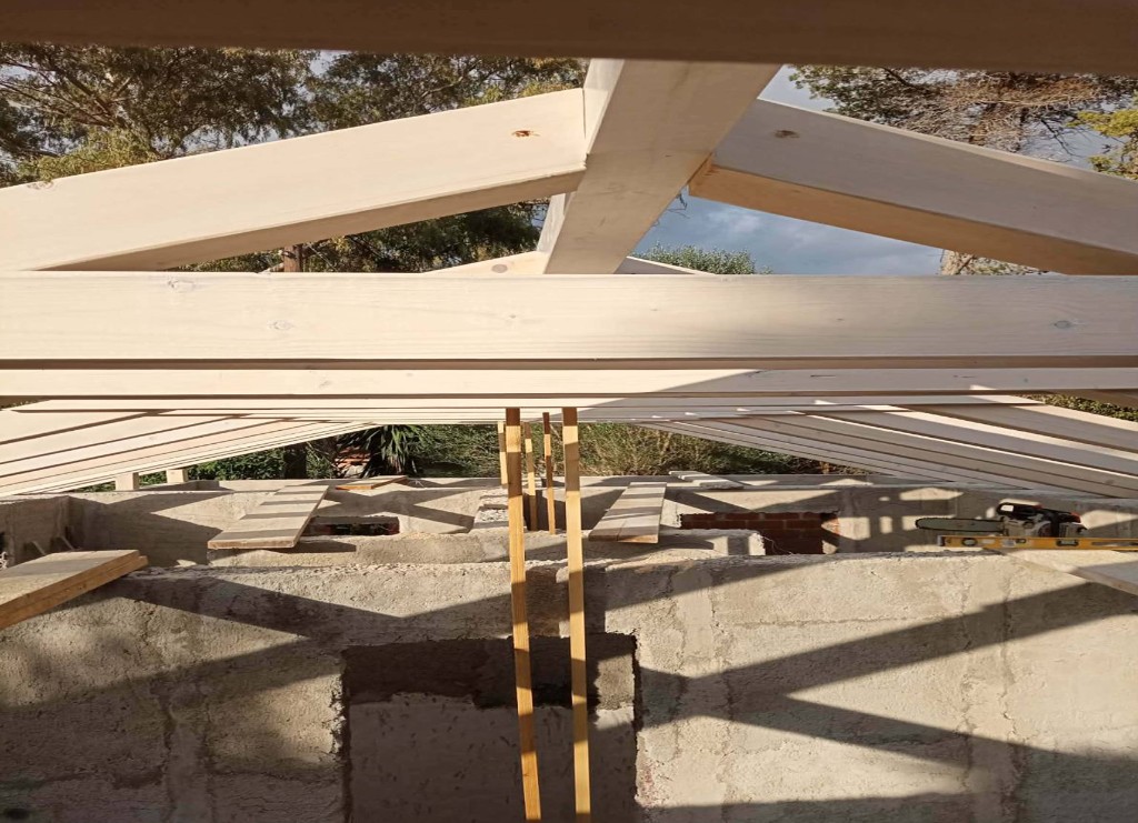 Ξύλινη στέγη με δοκάρια κατά την κατασκευή – Ζάκυνθος