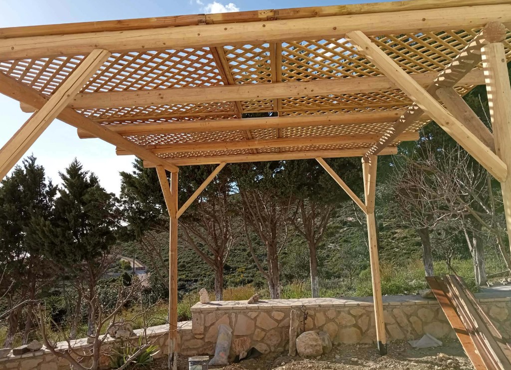 Ξύλινη πέργκολα με lattice και θέα στη θάλασσα – Ζάκυνθος